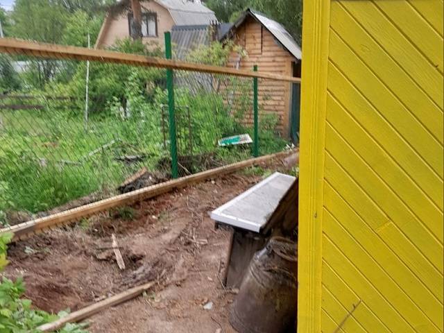 Установка забора из сетки рабицы, выравнивание туалета, ремонт двери в бане в деревне Сычово