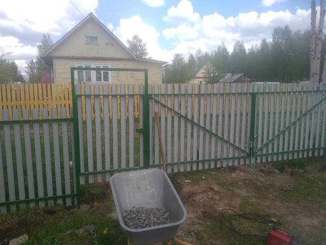 Установка забора из штакетника в поселке Моторное