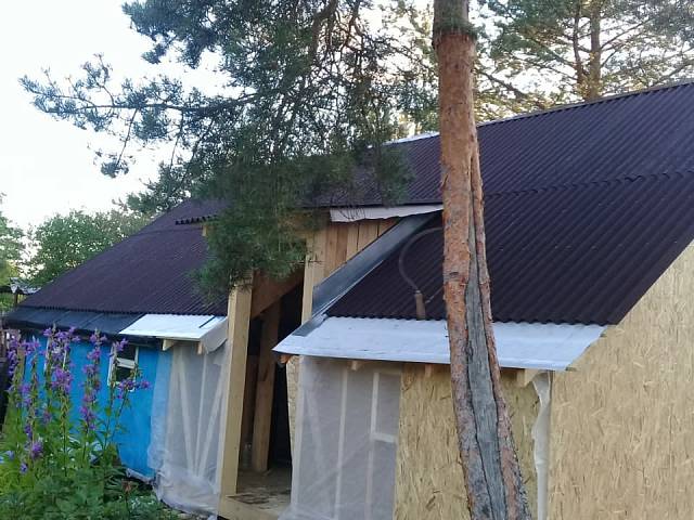 Пристройка к дому и дачный туалет в деревне Грабково