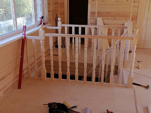 Отделка второго этажа и установка лестницы в доме в поселке Крутик